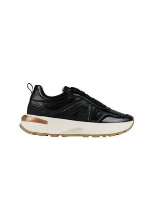 Czarny niski sneaker z białą masywną podeszwą, brązowymi akcentami i logo "Alexander Smith" po boku, widziany z zewnątrz.