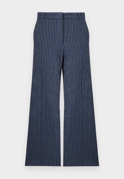 Σκούρα μπλε παντελόνια με φαρδιά μπατζάκια, λευκές κάθετες λεπτές ρίγες, ζώνη μέσης, μπροστινό κλείσιμο με φερμουάρ και πλαϊνές τσέπες.
