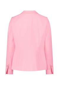 Roze blazer met een gladde textuur, notch-kraag, twee knoppen aan de mouwen en uitgesproken naden. Heeft een getailleerde pasvorm en gestructureerde vorm.