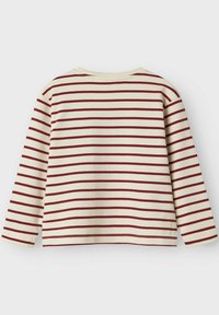 Maglietta a maniche lunghe color crema con strisce orizzontali bordeaux, dotata di colletto rotondo e orlo dritto con spacchi laterali. Tessuto in morbido cotone.