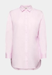 Chemise à manches longues rose pâle avec boutons, col pointu et ourlet arrondi, présentée sur un fond uni gris clair.