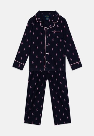 Conjunto de pijama en color navy con manga larga y pantalones, que presenta un patrón de logo de polo en color rosa, contrastado con piping rosa a lo largo del cuello y los puños.