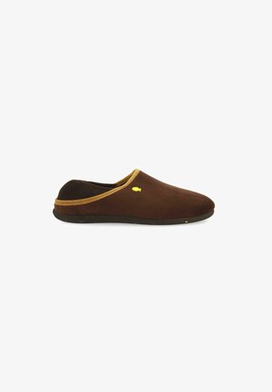 Zapato marrón de ante sin cordones con una textura suave, logotipo de pez amarillo y acento en color beige alrededor de la abertura y la base. Suela flexible negra.
