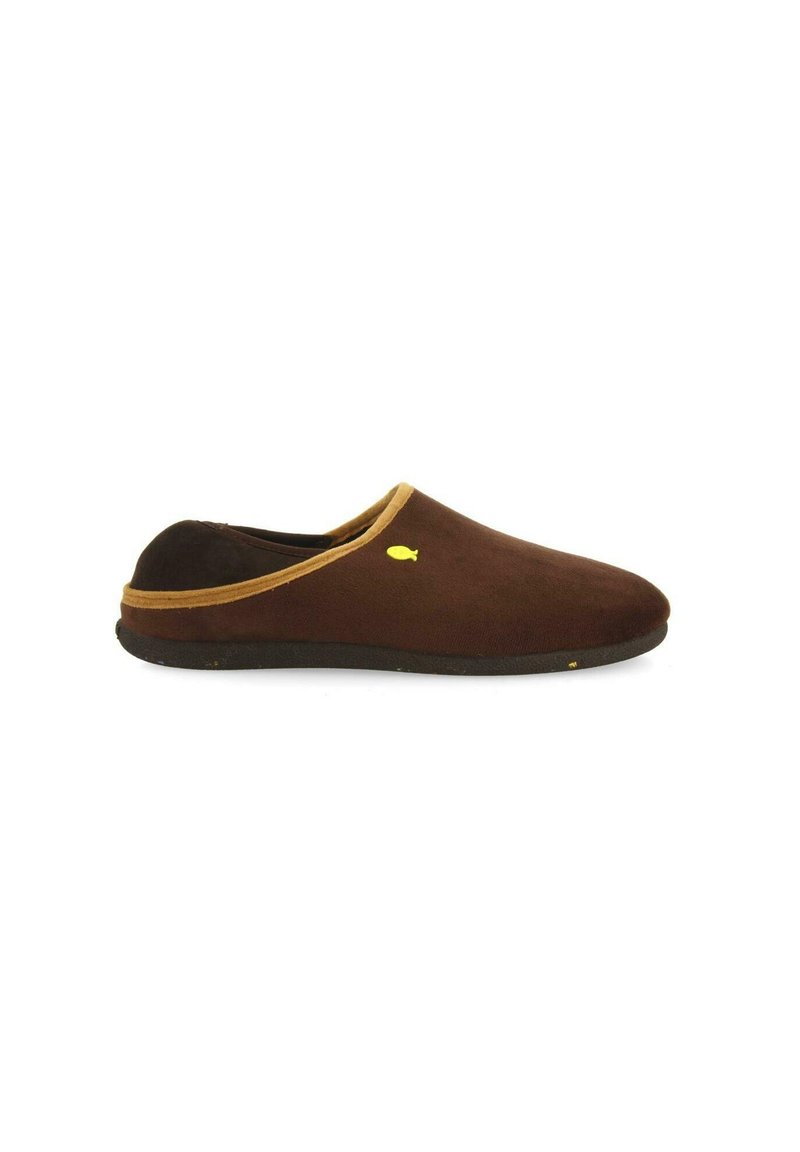 Zapato marrón de ante sin cordones con una textura suave, logotipo de pez amarillo y acento en color beige alrededor de la abertura y la base. Suela flexible negra.