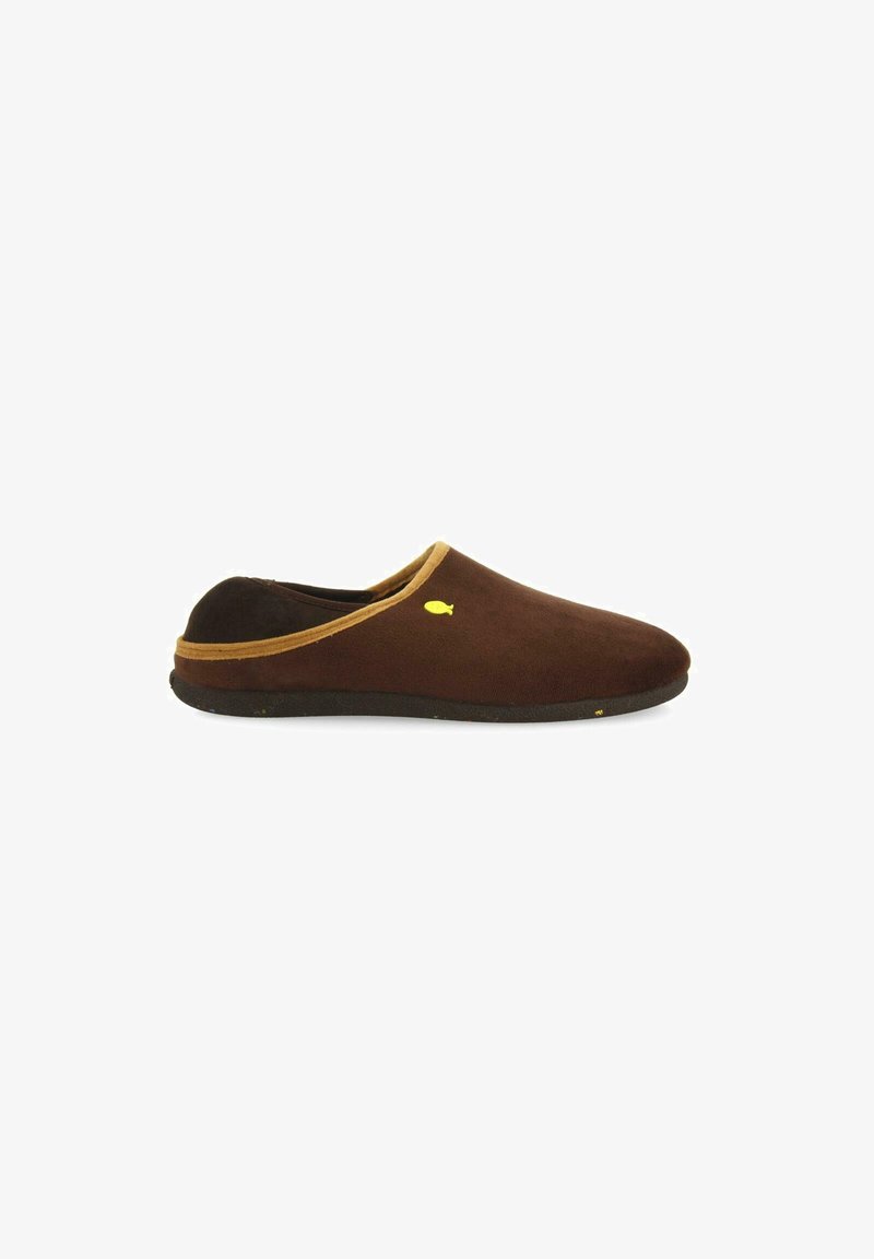 Zapato marrón de ante sin cordones con una textura suave, logotipo de pez amarillo y acento en color beige alrededor de la abertura y la base. Suela flexible negra.