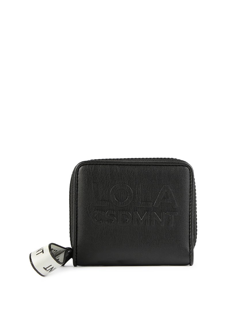 Svart läderplånbok med präglad "LOLA CSDMNT" text. Har en dragkedjeslutning och en tygdragning med text. Kompakt och rektangulär form.