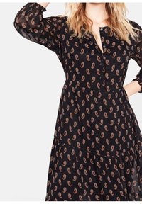 Abito nero con colletto, maniche lunghe in chiffon trasparente e orlo a strati, caratterizzato da un motivo floreale paisley ripetuto in tonalità ruggine.