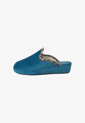 Pantofole in suede turchese con bordo in stampa leopardata, aperte sul retro, punta arrotondata e suola bassa e imbottita. Texture morbida con superficie liscia.