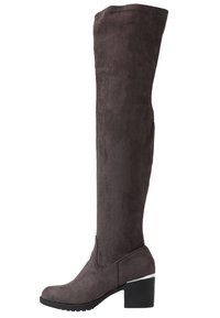 Botas grises hasta la rodilla hechas de un material similar ante, con tacón grueso y detalle metálico cerca del tacón, con una textura suave.