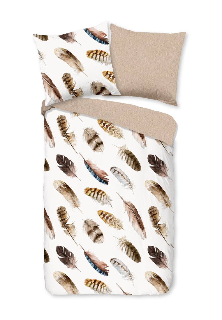 Bettwäsche-Set mit einem weißen Hintergrund, der mit verschiedenen Federmustern in Braun, Beige und Blau verziert ist, ergänzt durch einen einfarbigen beigen Kissenbezug.