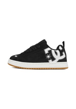 Czarny niski sneaker z białym i szarym logo DC po boku, czarne sznurowadła, biała podeszwa oraz gumowy bieżnik na białym tle.