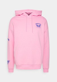 Sudadera con capucha rosa hecha de tela suave. Cuenta con un bolsillo en la parte frontal, cordones y acentos impresos en azul en la parte delantera y en la manga.