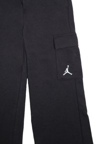 Pantaloni cargo neri realizzati in cotone con una tasca laterale e il logo Jumpman bianco. Presentano una vestibilità rilassata e una texture liscia.