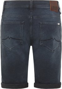 Pantalones cortos de mezclilla oscura con dobladillos enrollados, dos bolsillos traseros con un diseño curvado y una etiqueta de cuero en la cinturilla.