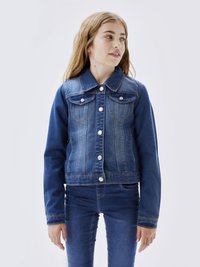 Denimjakken har et klassisk design med spiss krage, knappelukking foran og to brystlommer. Stoffet er middels blå med lettere falming.