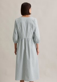 Gestreepte midi-jurk in lichtblauw en wit, met puffmouwen, een elastische taille en een vloeiende rok met een geraffineerde zoom.