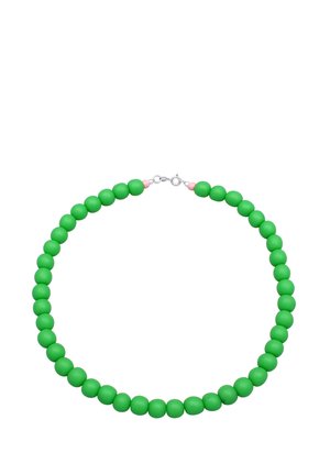 Grüne runde Perlenkette mit zwei kleinen rosa Perlen in der Nähe des silbernen Verschlusses, auf weißem Hintergrund präsentiert.