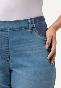 Ulla Popken SIENNA STRETCH CAPRIS - Farkkushortsit - light blue