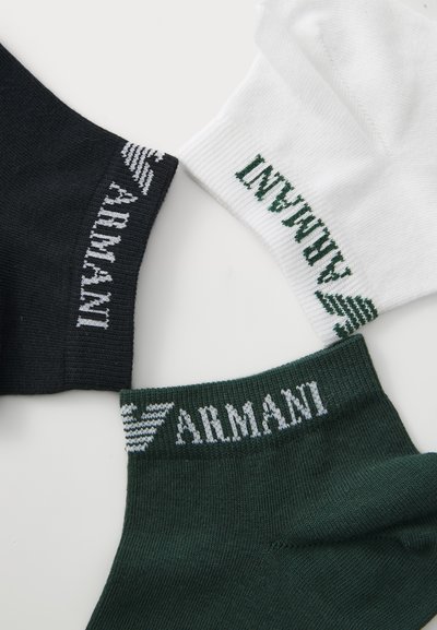 Tres pares de calcetines: negros, blancos y verde oscuro. Cada uno tiene puños acanalados con el logotipo "ARMANI" en un color de hilo contrastante. Material suave de mezcla de algodón.