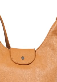 Schoudertas van tanleer met een getextureerde afwerking, voorzien van een klep met sluiting en een zilveren drukknop als accent. Gebogen, zachte vorm.