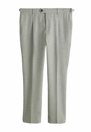 Hellgraue, maßgeschneiderte Anzughose mit Bundfalten, schwarzem Knopfverschluss, seitlichen Verstellriemen und geradem Bein.