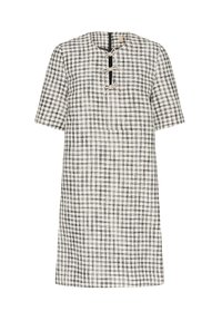 Kratka haljina s kratkim rukavima u crno-bijelom uzorku hounds-tooth, koja ima visoki ovratnik i detalj s mašnom sprijeda.