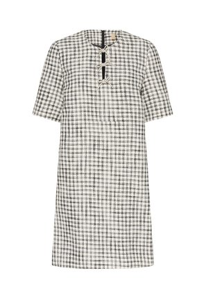 Rövid ujjú ruha fekete-fehér kutyafog mintával, magas nyakkivágással és elülső megkötéssel.