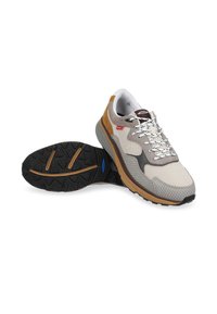 Svijetlosivi tenisice za trčanje s gornjim dijelom od mrežice i antilopa, guma potplat, bijele vezice i uzorak gazećeg sloja za prianjanje. Sadrži crvene i smeđe naglaske.