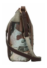 Handtasche aus braunem Leder und grünem Stoff mit künstlerischen Mustern; verfügt über einen Schultergurt und Metallbeschläge. Strukturierte Oberfläche.
