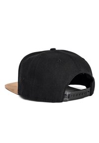 Crni snapback šešir s zakrivljenim svijetlosmeđim rubom, teksturirana tkanina, podesiva traka i oznaka s logotipom sa strane.