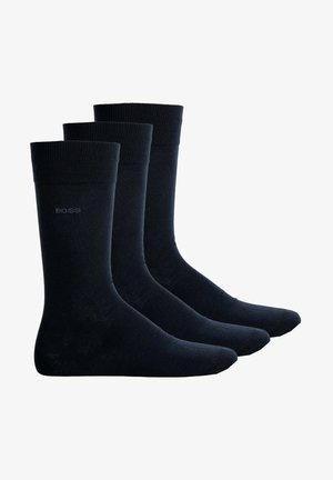 Tre par mørkeblå crew-sokker. lavet af et glat stof med ribbet top, med subtil "BOSS" branding på anklen.