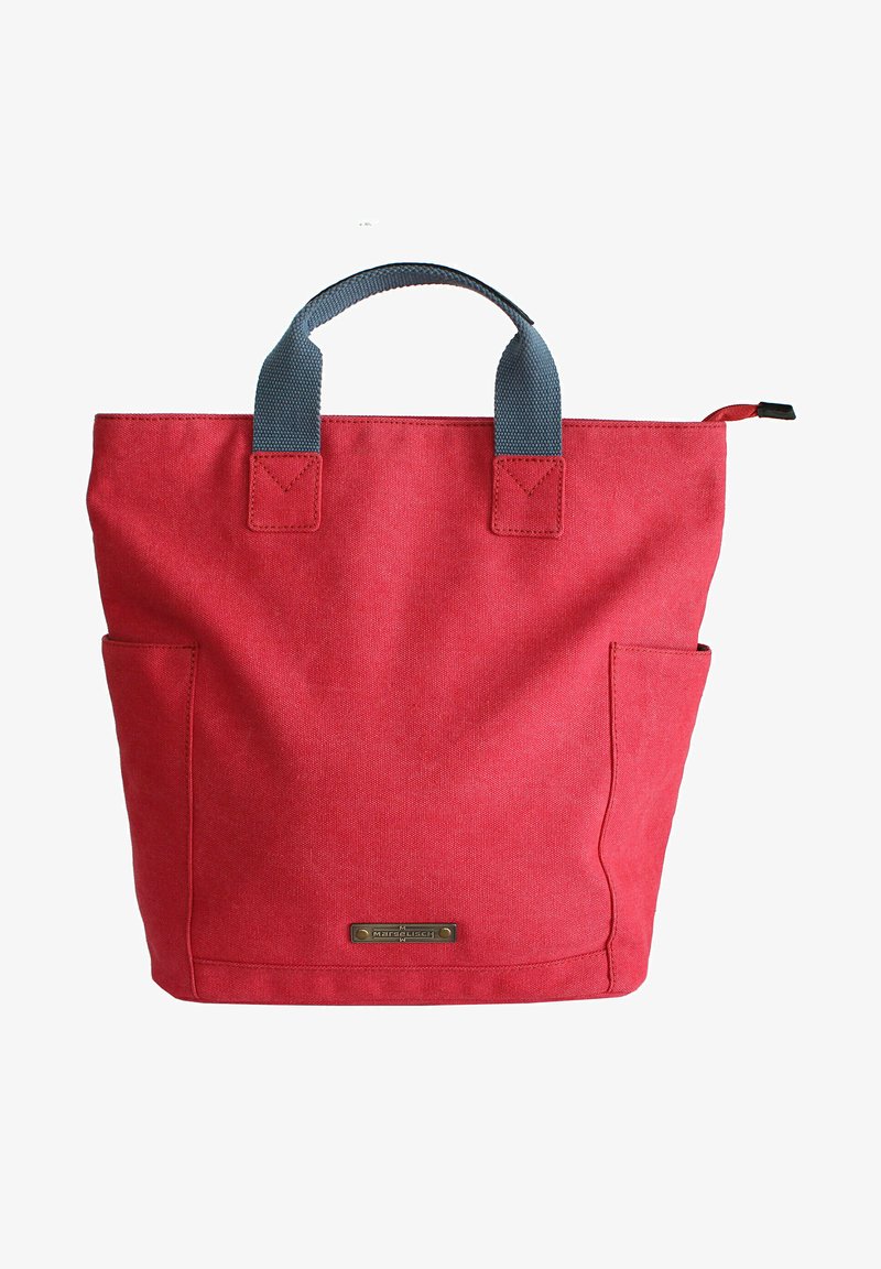 Rote Canvas-Tasche mit grauen Stoffgriffen, ausgestattet mit zwei Seitentaschen und einem kleinen Metallschild mit Markenlogo am Boden.