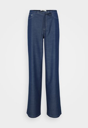 Jeans i mørkeblå med en avslappet passform, elastisk midjebånd, snøredetalj og kontrastfarget hvit søm.