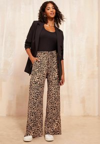 Friends Like These WIDE LEG CRINKLE PRINTED ELASTICATED WAIST - Tepláky - brown