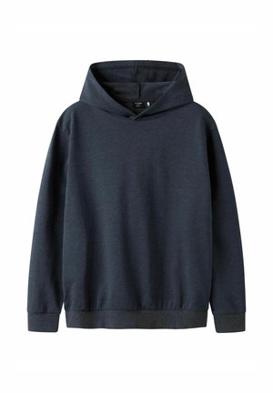Sudadera con capucha en azul marino oscuro, hecha de material suave. Presenta un diseño simple con mangas largas y un dobladillo y puños de canalé.