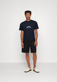 Jack & Jones JORDALSTON GRAPHIC TEE CREW NECK - T-shirts med print - navy blazer