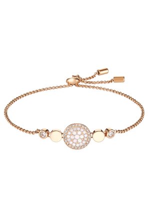 Bracelet en or rose avec une chaîne délicate, un design circulaire central orné de pierres blanches et de strass transparents, accentué par des perles rondes et hexagonales.