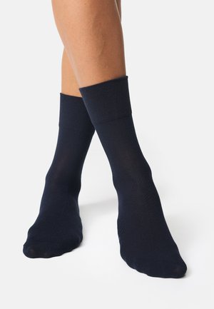 Marineblå ankelstrømper lavet af glat stof med et ribbet manchet-design, der har en sømløs tå for komfort og en tætsiddende pasform.