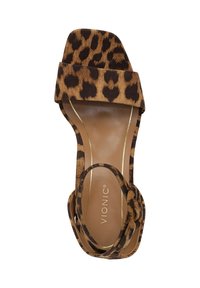 Leopardprint hoge hak sandaal met een brede voorkantband, open teen, enkelband en een gladde bruine zool met gouden accenten.