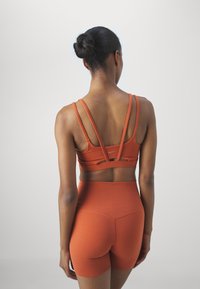 Nike Performance ZENVY STRAPPY - Sports-BH-er med lett støtte - burnt sunrise/white