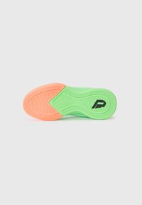 Semelle de chaussure en matériau caoutchouteux vert avec un motif texturé, rehaussée d'une section corail. Inclut un détail de logo noir.