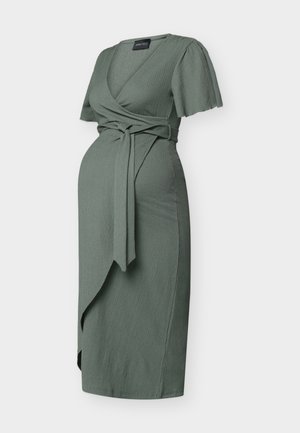 Grønn teksturert graviditetsvikle kjole med korte fløyels ermer og knyttet midjebelte, knelang med asymmetrisk kant.