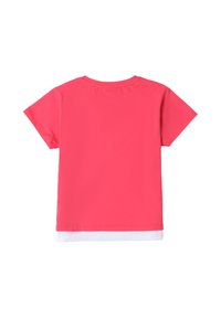 Camiseta de manga corta rosa con escote redondo, textura suave y dobladillo inferior blanco. Sin patrones ni adornos visibles.