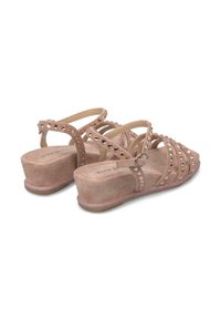 Sandali platform in suede rosa con più cinturini e dettagli in metallo. Presentano un tacco contenuto e una superficie liscia e testurizzata.