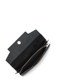 Portafoglio in pelle nera con una superficie testurizzata, zip dorata e interni in suede. Presenta una chiusura a scatto e due scomparti principali.