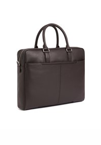 Bolsa para portátil de cuero marrón con asas dobles, textura suave y un bolsillo frontal. Cuenta con cierre de cremallera y forma rectangular elegante.