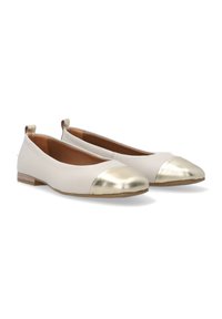 Weiße Leder-Ballettschuhe mit einer goldenen metallischen Kappe. Sie verfügen über einen niedrigen Holzabsatz und ein glattes Innenfutter.