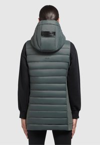 Gilet imbottito verde scuro, con collo alto e cuciture orizzontali. Realizzato in materiale lucido dalla texture liscia.
