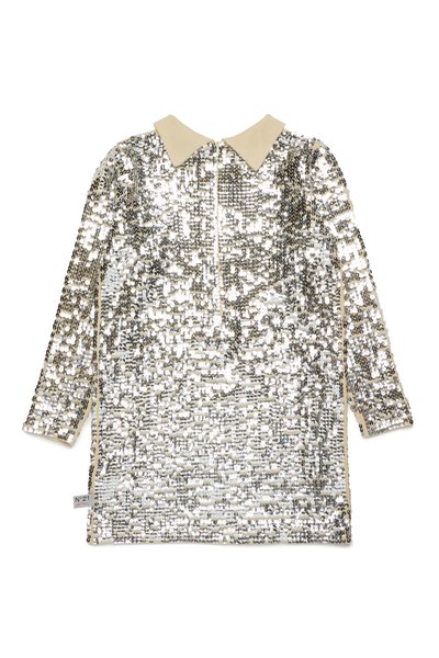 Robe en sequins argentés et dorés avec des manches longues, un col beige et une fermeture éclair au dos. Texture lisse avec une surface brillante.