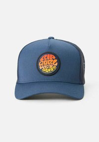 Gorra azul marino con parte trasera de malla, que presenta un logotipo circular en naranja y amarillo con el texto "RIP CURL WETSUITS" destacado.